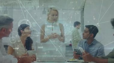Bağlantıların animasyonu, elektronik cihazlar kullanarak iş adamlarının veri işlemesi. Küresel iş, finans, bilgisayar ve veri işleme kavramı dijital olarak oluşturulmuş video.