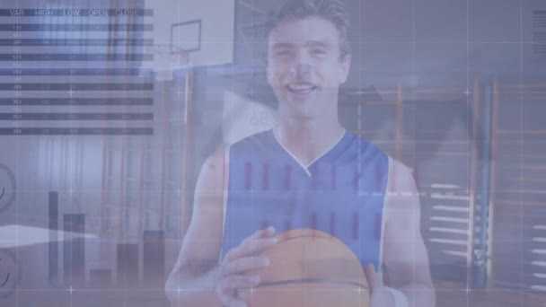 Кавказький Чоловічий Баскетболіст Зображений Тримаючи Посміхаючись — стокове відео