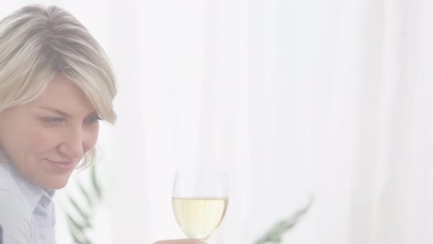 Video Una Donna Caucasica Sorridente Che Beve Vino Bianco Cibo — Video Stock