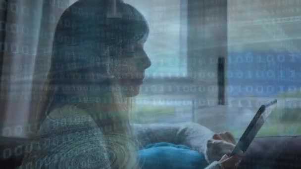 Анимирование Петляющих Двоичных Кодов Над Девочкой Помощью Цифрового Планшета Дома — стоковое видео
