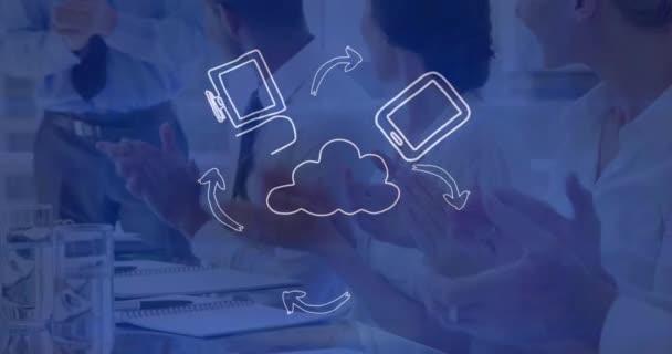 Animation Der Cloud Verbindungen Mit Symbolen Und Datenverarbeitung Über Geschäftsleute — Stockvideo