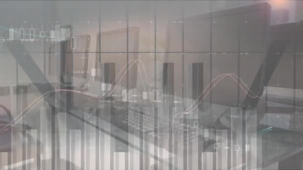 Animace Více Grafů Čočky Vzplanou Nad Desktopy Stole Kanceláři Digitální — Stock video