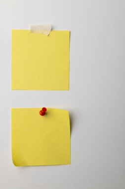 Sarı yapışkan notlar ve beyaz arkaplana kopyalama alanı. Soyut kağıt dokusu arka plan ve iletişim konsepti.