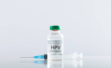 Hpv aşı şişesinin bileşimi ve beyaz arka planda fotokopi alanı olan şırınga. Tıp, sağlık hizmetleri, sağlık hizmetleri ve sağlık farkındalığı kavramı.