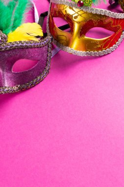 Renkli Mardi Gras karnaval maskelerinin kompozisyonu pembe arka planda fotokopi alanı ile. Parti, kutlama ve karnaval konsepti.