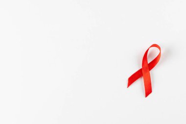 Beyaz arkaplanda kırmızı kurdelenin bileşimi. Tıp, sağlık, bilim ve kopyalama alanı konsepti, dijital kompozit resim.