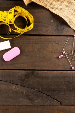 Ahşap arka planda fotokopi alanı olan dikiş ekipmanı bileşimi. Ulusal zanaat ayı, dikiş, zanaat ve dikiş konsepti.