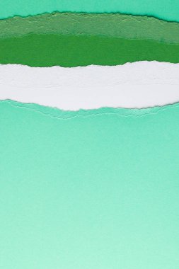 Yırtılmış renkli kağıt parçaları ve beyaz arka planda kopyalama alanı. Soyut kağıt dokusu arka plan ve iletişim konsepti.