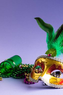 Renkli Mardi Gras boncukları, shot bardakları ve karnaval maskesinin kompozisyonu. Parti, kutlama ve karnaval. Kavram.