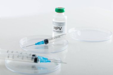 Hpv aşı şişesinin bileşimi ve beyaz arka planda fotokopi alanı olan şırıngalar. Tıp, sağlık hizmetleri, sağlık hizmetleri ve sağlık farkındalığı kavramı.