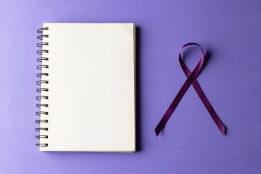 Mor ekleme ya da adhd farkındalık kurdelesi ve mor arkaplanda kopya alanı olan not defteri. Sağlık hizmetleri, sağlık hizmetleri ve zihinsel sağlık farkındalığı kavramı.