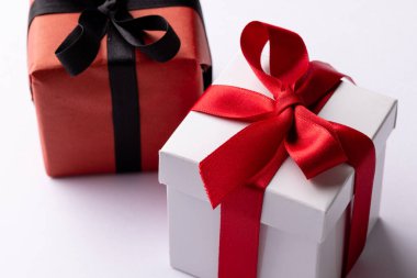 Kırmızı ve siyah kurdeleli beyaz ve kırmızı hediyeler, fotokopi alanı ile beyaz arka planda. Sevgililer günü, aşk, aşk ve kutlama konsepti.