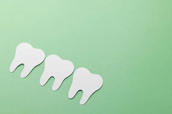 Kompozycja Białych Zębów Zielonym Tle Przestrzenią Kopiowania Usługi Medyczne Opieka — Zdjęcie stockowe