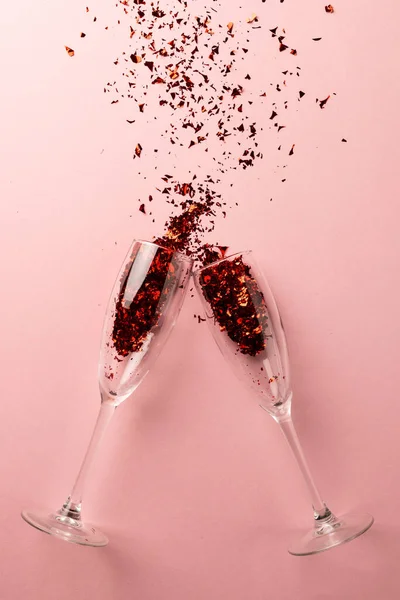 Verticaal Van Twee Champagneglazen Die Rode Glitter Confetti Morsen Een — Stockfoto