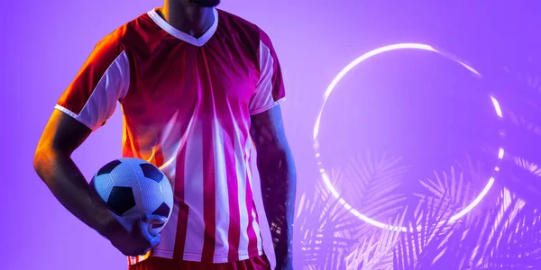 Giocatore Calcio Afroamericano Maschile Con Palla Piedi Pianta Illuminata Cerchio — Foto Stock