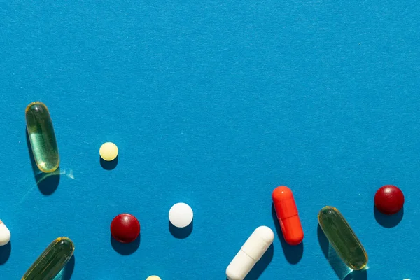 Composición Una Variedad Píldoras Cápsulas Sobre Fondo Azul Con Espacio — Foto de Stock