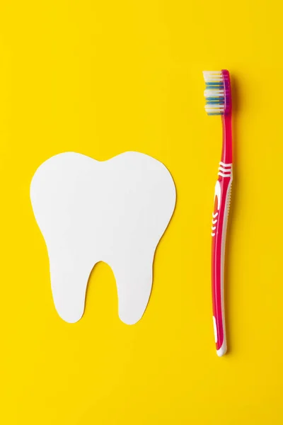 Vertical Composition White Tooth Toothbrush Yellow Background Copy Space Medical — Stock Photo, Image