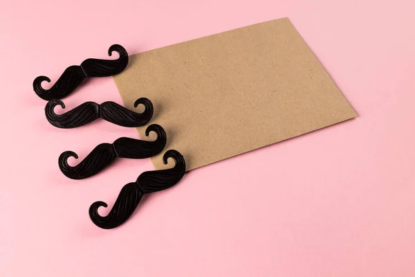 Composition Fausses Moustaches Enveloppe Sur Fond Rose Avec Espace Copie — Photo