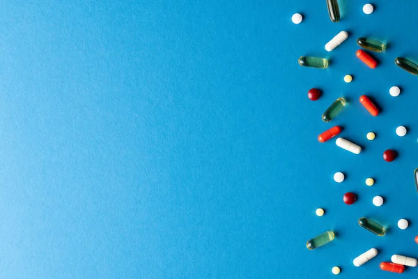 Composição Uma Variedade Comprimidos Cápsulas Fundo Azul Com Espaço Cópia — Fotografia de Stock