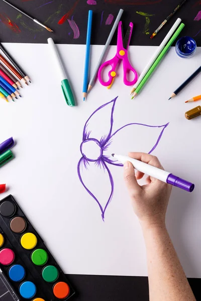 Elin Kağıda Mor Çiçek Çizerken Dikey Görüntüsü Masa Üstüne Sanat — Stok fotoğraf