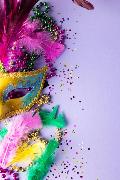 Perles Mardi Gras Colorées Confettis Plumes Masque Carnaval Sur Fond — Photo