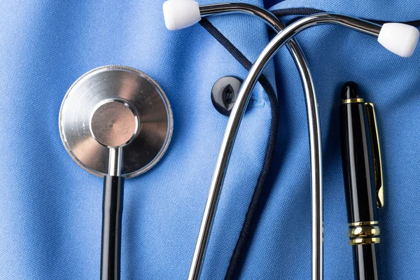 Σύνθεση Στηθοσκοπίου Και Στυλό Μπλε Πουκάμισο Νοσοκόμας Ιατρικές Υπηρεσίες Υγειονομική — Φωτογραφία Αρχείου