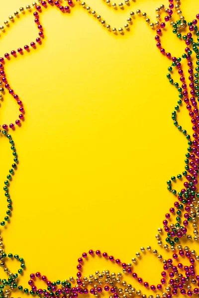 黄色背景上色彩艳丽的玛迪丝珠子的组成 中央复制空间 庆祝和狂欢节的概念 — 图库照片