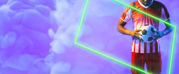 非裔美国男性足球运动员在烟熏的背景下 用明亮的长方形托着球 复制空间 霓虹灯 发光和抽象 — 图库照片