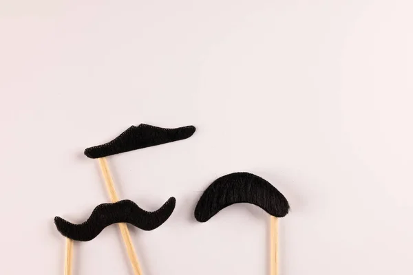 Composition Fausses Moustaches Sur Bâtons Sur Fond Blanc Avec Espace — Photo
