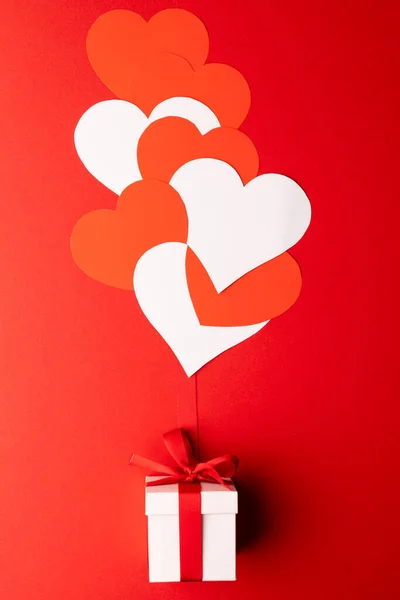 Vertikale Der Weißen Geschenkschachtel Mit Roter Schleife Und Roten Und — Stockfoto