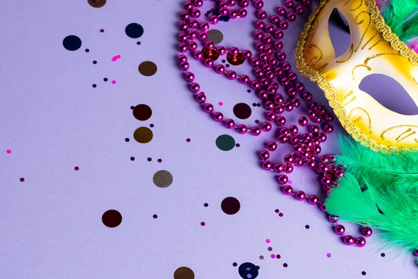 Kompozycja Kolorowych Koralików Mardi Gras Maski Karnawałowej Niebieskim Tle Przestrzenią — Zdjęcie stockowe