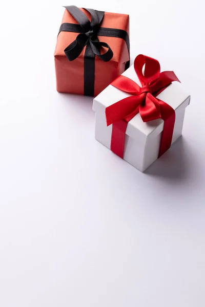 コピースペースと白の背景に 赤と黒のリボンと白と赤の贈り物の垂直 バレンタインデー ロマンス お祝いのコンセプト — ストック写真