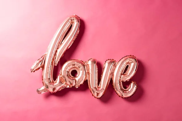 Metallic Blek Rosa Kärlek Text Ballong Rosa Bakgrund Med Kopieringsutrymme — Stockfoto