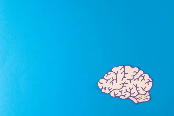 コピースペースと青の背景に白と紫の脳の組成 精神保健 医療の概念 — ストック写真