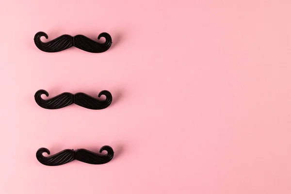 Zusammensetzung Von Falschen Schnurrbärten Auf Rosa Hintergrund Mit Kopierraum Fake — Stockfoto