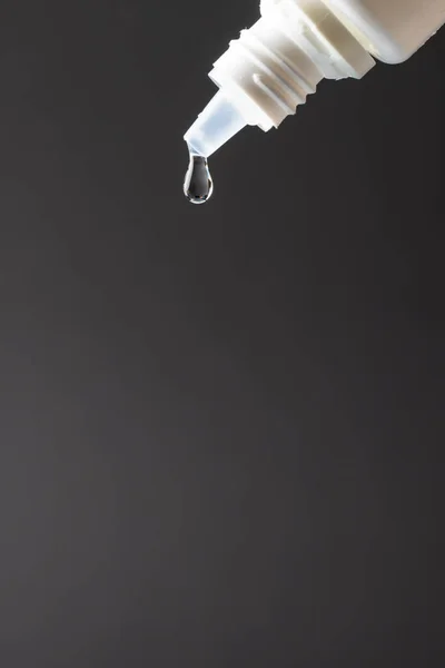 Вертикальный Состав Капли Падающей Бутылки Белого Капельницы Черном Фоне Копировальным — стоковое фото