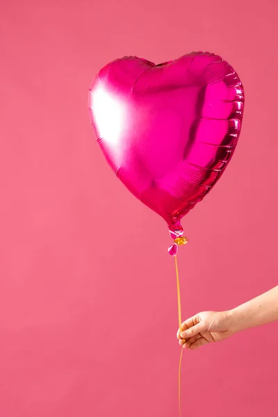 Verticale Main Tenant Ballon Rose Brillant Forme Coeur Sur Fond — Photo
