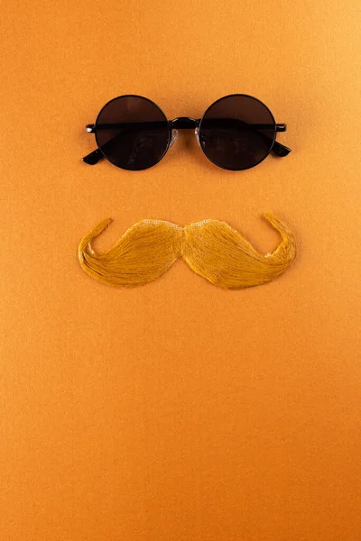 Sammansättning Falska Mustasch Och Glasögon Orange Bakgrund Med Kopieringsutrymme Falsk — Stockfoto