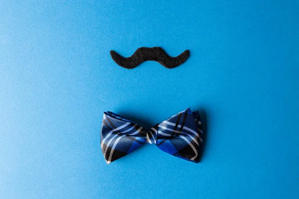 Composition Fausse Moustache Noeud Papillon Sur Fond Bleu Avec Espace — Photo