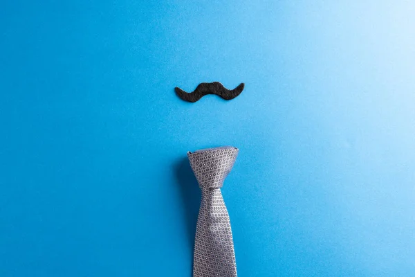 Composition Fausse Moustache Cravate Sur Fond Bleu Avec Espace Copie — Photo