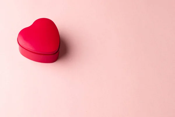 Rode Hartvormige Doos Lichtroze Achtergrond Met Kopieerruimte Valentijnsdag Liefde Romantiek — Stockfoto