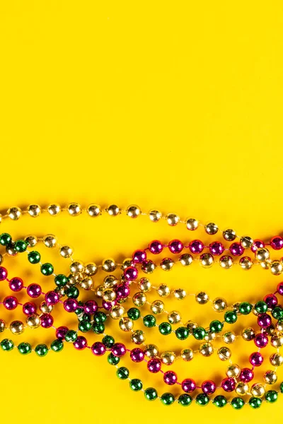 Composition Perles Mardi Gras Colorées Sur Fond Jaune Avec Espace — Photo