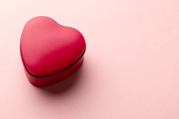 Close Van Rode Hartvormige Doos Lichtroze Achtergrond Met Kopieerruimte Valentijnsdag — Stockfoto