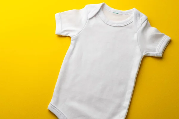 Close Van Baby Wit Shirt Met Kopieerruimte Gele Achtergrond Kleding — Stockfoto
