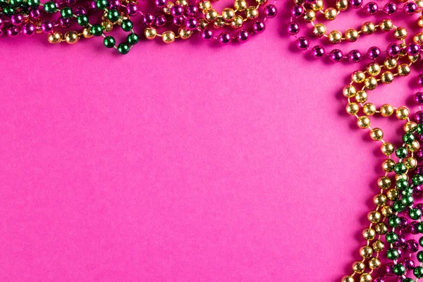 Композиція Різнокольорових Намистин Марді Рожевому Тлі Пробілом Копіювання Вечірка Святкування — стокове фото
