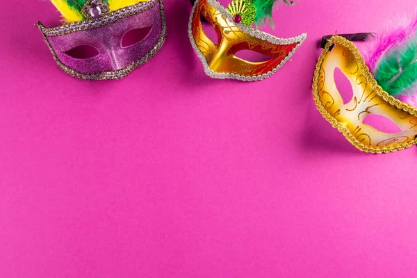 Kompozycja Kolorowych Masek Karnawałowych Mardi Gras Różowym Tle Przestrzenią Kopiowania — Zdjęcie stockowe