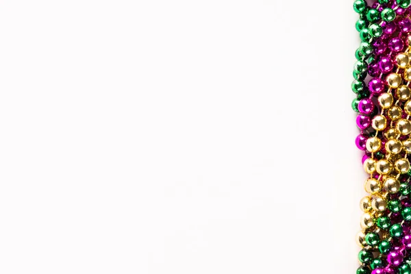 Состав Цветных Бусин Марди Грас Копировальным Пространством Белом Фоне Копировальным — стоковое фото