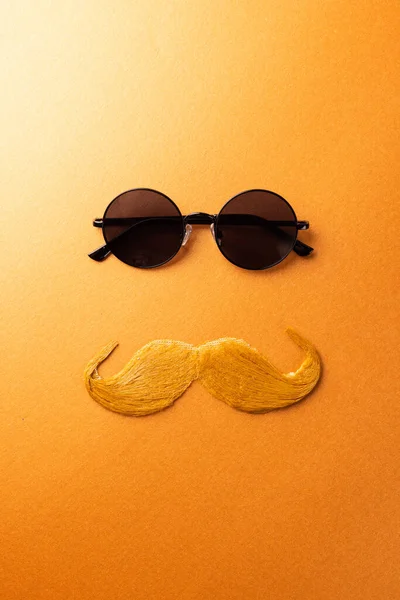 Sammansättning Falska Mustasch Och Glasögon Orange Bakgrund Med Kopieringsutrymme Falsk — Stockfoto