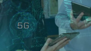 5G metin, küre, bilgisayar dili, ofiste tartışan çeşitli iş arkadaşlarının ortası animasyonu. Dijital bileşik, çoklu pozlama, küreselleşme, kodlama, makine öğrenme ve teknoloji.