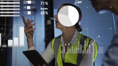 Çeşitli iş arkadaşlarının dijital tablet üzerinde tartıştığı beyaz bilgi arayüzü animasyonu. Dijital bileşik, çoklu pozlama, rapor, finans, takım çalışması, veritabanı, iletişim ve teknoloji.